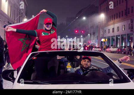 Torino, Italia. 10th Dec, 2022. I fan della squadra di calcio marocchina festeggiano la vittoria contro il Portogallo dopo la finale di Coppa del mondo FIFA tra Marocco e Portogallo. Credit: MLBARIONA/Alamy Live News Foto Stock