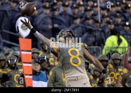 Philadelphia, Stati Uniti. 10th Dec, 2022. L'esercito che corre indietro Braheam Murphy (8) raggiunge per un passaggio nella prima metà del 123rd tradizionale gioco Army-Navy al Lincoln Finacial Field sabato 10 dicembre 2022 a Philadelphia. Foto di Laurence Kesterston/UPI Credit: UPI/Alamy Live News Foto Stock