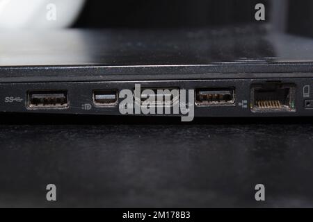 Porte per laptop HDMI USB ethernet nero Foto Stock