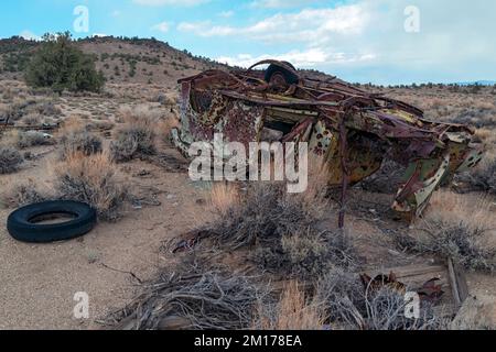 Un camion antico arrugginito si rovesciò nel deserto, Nevada, USA Foto Stock