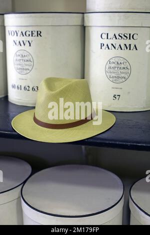 Lock & Co Hatters vende un'ampia gamma di cappelli da uomo, dai cappelli di seta ai panami, Londra, Regno Unito. Foto Stock