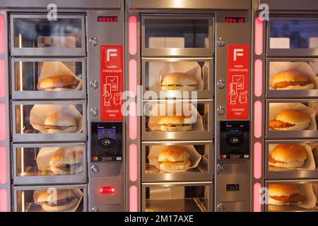 Amsterdam - 02 ottobre 2022 - distributore automatico di fast food per panini, hamburger, ecc. Foto Stock