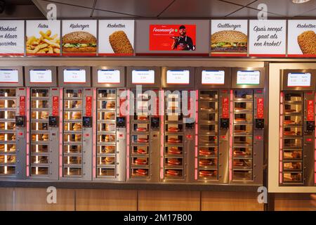 Amsterdam - 02 ottobre 2022 - distributore automatico di panini, hamburger e fast food. Foto Stock