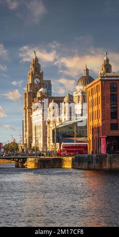 Edificio storico presso l'albert Dock di Liverpool, Regno Unito. Edificio Royal Liver Foto Stock