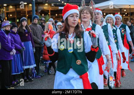 Londra, Regno Unito. 10th Dec, 2022. L'annuale festosa "Giornata di Danza di Natale" di Morris Dance è un incontro di circa 50 ballerini di diversi gruppi che camminano lungo la South Bank, terminando vicino al Tate Modern, dove ognuno esegue la tradizionale danza medievale inglese per i membri del pubblico. L'evento è organizzato dal North Wood Morris Men di Croydon. Credit: Imageplotter/Alamy Live News Foto Stock