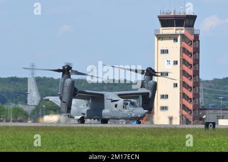 Tokyo, Giappone - 22 maggio 2022: Aereo da trasporto militare US Air Force Bell Boeing CV-22B Osprey tiltrotor. Foto Stock