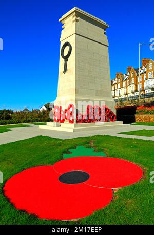 War Memorial, memoriali, 1st guerra mondiale, 1914 - 1918, papaveri rossi, Wreaths, Esplanade Gardens, Hunstanton, Norfolk, Regno Unito Foto Stock