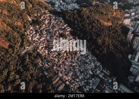 Vista dal basso del drone di Santa Marta Favela a Rio de Janeiro Brasile Foto Stock