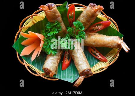 Involtini primavera vietnamiti fritti tradizionali con gamberetti e maiale, carta di riso su sfondo nero Foto Stock