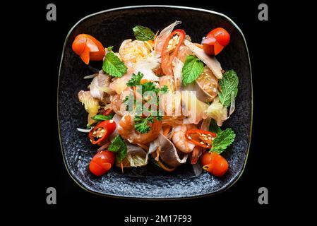 Insalata fatta di gamberetti e pompelmo isolato su sfondo nero vista dall'alto Foto Stock