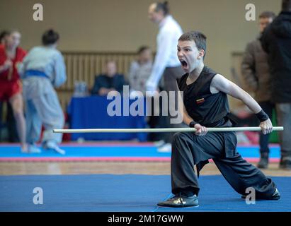 Vilnius, Lituania. 10th Dec, 2022. Un atleta partecipa al Campionato lituano Wushu (Kung fu) 8th di Vilnius, Lituania, il 10 dicembre 2022. Il Campionato lituano Wushu (Kung fu) del 8th ha preso il via il 10 dicembre, attirando quasi 100 concorrenti provenienti da Lituania, Polonia, Estonia, India e altri paesi. Credit: Alfredas Pliadis/Xinhua/Alamy Live News Foto Stock