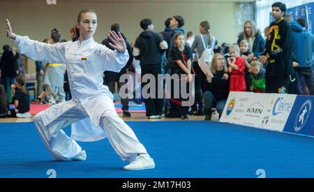 Vilnius, Lituania. 10th Dec, 2022. Un atleta partecipa al Campionato lituano Wushu (Kung fu) 8th di Vilnius, Lituania, il 10 dicembre 2022. Il Campionato lituano Wushu (Kung fu) del 8th ha preso il via il 10 dicembre, attirando quasi 100 concorrenti provenienti da Lituania, Polonia, Estonia, India e altri paesi. Credit: Alfredas Pliadis/Xinhua/Alamy Live News Foto Stock