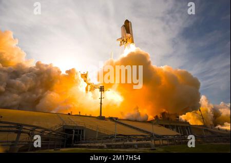 Razzo che ride nello spazio da Cape Canaveral, Florida. Lancio di veicoli spaziali. Vengono mostrati fumo e vapore. Elementi di questa immagine forniti dalla NASA. Foto Stock