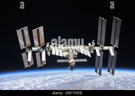 Stazione spaziale internazionale che orbita attorno al pianeta Terra. ISS. Sfondo scuro, stelle morbide. Ottimizzato digitalmente. Elementi di questa immagine forniti dalla NASA Foto Stock