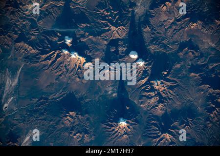 Vista aerea di alcuni vulcani ricoperti di neve e ghiaccio in Bolivia. Ottimizzato digitalmente. Elementi di questa immagine forniti dalla NASA. Foto Stock
