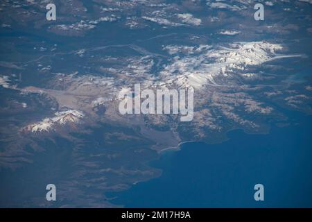 Katmai National Park, penisola dell'Alaska. Diverse montagne sono vulcani attivi della catena montuosa Aleutiana. Elementi di immagine potenziati digitalmente dalla NASA Foto Stock