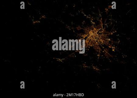 Vista aerea notturna di Budapest, Ungheria vista dallo spazio. Le luci della città illuminano l'area. Ottimizzato digitalmente. Elementi di questa immagine forniti da Foto Stock