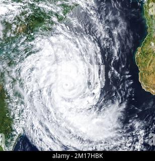 Ciclone tropicale che si dirige verso il Mozambico causando forti inondazioni e danni causati dalla pioggia. Elementi digitali di questa immagine forniti dalla NASA Foto Stock