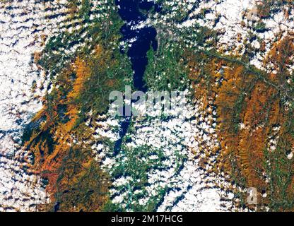 Antenna di New York. Elizabethtown e Adirondack Montagne che mostrano fogliame autunnale, nuvole. Elementi digitali di questa immagine forniti dalla NASA Foto Stock