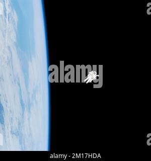 Astronauta galleggiante nello spazio sopra il pianeta terra. Ottimizzato digitalmente. Elementi di questa immagine forniti dalla NASA Foto Stock