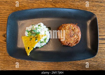 draniki di frittella di patate e salsa di panna acida bianca su un piatto. frittelle vegetariane frittelle pasto di cibo fresco. snack sul tavolo cibo sfondo. Foto Stock
