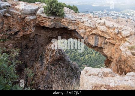 Un arco di roccia naturalmente formato, famosa Grotta di Keshet, situato nel Parco Adamit nella natura di Betzet. Riserva Israele. Nord di Israele destinazione di viaggio. Foto Stock