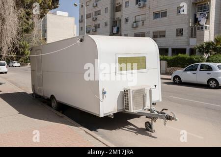 Vecchia casa su ruote rimorchio come piccola casa su strada in israele Foto Stock
