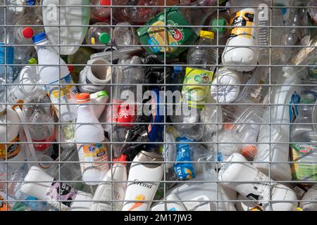 Tel Aviv, Israele - 05 febbraio 2022: Contenitore in bottiglia di plastica, Israele . Contenitori di plastica riciclata in un deposito pubblico. Editoriale Foto Stock