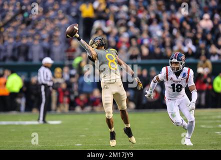 Philadelphia, Pennsylvania, Stati Uniti. 10th Dec, 2022. I Cavalieri neri dell'esercito che corrono indietro Braheam Murphy (8) provano ad afferrare il calcio con una mano durante una partita di football NCAA fra i Midshipmen della marina e i Cavalieri neri dell'esercito al Lincoln Financial Field a Philadelphia, PA. Mike Langish/Cal Sport Media. Credit: csm/Alamy Live News Foto Stock