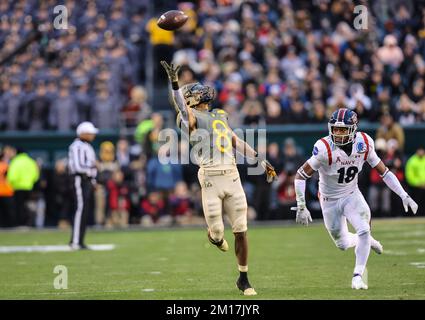 Philadelphia, Pennsylvania, Stati Uniti. 10th Dec, 2022. I Cavalieri neri dell'esercito che corrono indietro Braheam Murphy (8) provano ad afferrare il calcio con una mano durante una partita di football NCAA fra i Midshipmen della marina e i Cavalieri neri dell'esercito al Lincoln Financial Field a Philadelphia, PA. Mike Langish/Cal Sport Media. Credit: csm/Alamy Live News Foto Stock