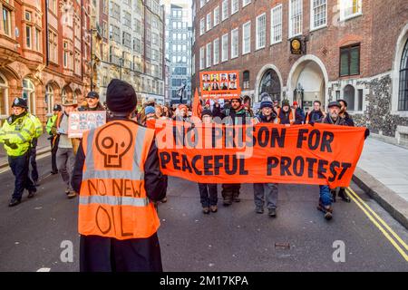 Londra, Regno Unito. 10th Dec, 2022. I manifestanti marciano con il banner "No penitenziario per protesta pacifica" durante la manifestazione. Just Stop Oil Activises ha marciato a Westminster in solidarietà con altri manifestanti incarcerati e ha invitato il governo britannico a smettere di rilasciare nuove licenze per il petrolio e il gas. Credit: SOPA Images Limited/Alamy Live News Foto Stock