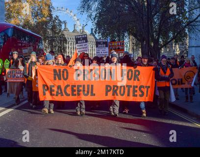 Londra, Regno Unito. 10th Dec, 2022. I manifestanti marciano con il banner "No penitenziario per protesta pacifica" durante la manifestazione. Just Stop Oil Activises ha marciato a Westminster in solidarietà con altri manifestanti incarcerati e ha invitato il governo britannico a smettere di rilasciare nuove licenze per il petrolio e il gas. (Foto di Vuk Valcic/SOPA Images/Sipa USA) Credit: Sipa USA/Alamy Live News Foto Stock