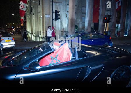 Londra, Regno Unito. 10th Dec, 2022. Migliaia di fan marocchini festeggiano la vittoria del quarto di finale della Coppa del mondo FIFA sul Portogallo nel Piccadilly Circus di Londra. Claire Doherty/Alamy Live News Foto Stock