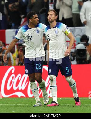 Qatar, Doha. 10th Dec, 2022. Team England Forward HARRY KANE, 29°, 9° di Inghilterra, in azione, con JUDE BELLINGHAM, 22°, 19°, MidFielder, durante la loro marcia alla Coppa del mondo FIFA Qatar 2022 Match #59 una delle quarti di finale. La Francia ha vinto 2:1 Inghilterra allo stadio al Bayt il sabato. Il francese va a una semifinale contro il Marocco mercoledì 14 dicembre 2022. (Credit Image: © Seshadri Sukumar/ZUMA Press Wire) Credit: ZUMA Press, Inc./Alamy Live News Foto Stock