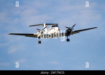 Un aeromobile Hawker Beechcraft UC12F Huron con la Marina degli Stati Uniti che vola vicino alla base aerea NAF Atsugi, Kanagawa, Giappone. Foto Stock