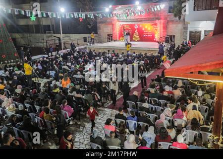 Gaza, Palestina. 10th Dec, 2022. I Palestinesi partecipano ad una cerimonia di illuminazione dell'albero di Natale a Gaza City. L'evento è stato organizzato dall'organizzazione non governativa ONG Young Men's Christian Association (YMCA). (Foto di Mahmoud Issa/SOPA Images/Sipa USA) Credit: Sipa USA/Alamy Live News Foto Stock