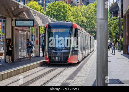 Primo piano del nuovo tram della ferrovia leggera che si porta alla stazione di Circular Quay, Sydney, Australia, il 9 dicembre 2022 Foto Stock