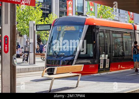 Primo piano del nuovo tram della metropolitana leggera alla stazione Circular Quay di Sydney, Australia, il 9 dicembre 2022 Foto Stock