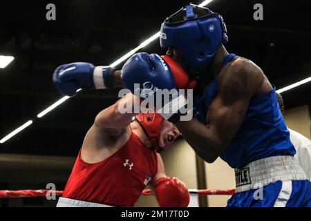 Lubbock, Texas, Stati Uniti. 10th Dec, 2022. Azione tra Nathan Lugo di Marietta, GA (rosso) e theon Davis di Chicago, il nel loro campionato Elite Male 176lb. Lugo è stato dichiarato vincitore con decisione unanime. (Credit Image: © Adam DelGiudice/ZUMA Press Wire) Credit: ZUMA Press, Inc./Alamy Live News Foto Stock