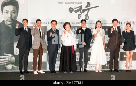 Lee Hyun-Woo, Bae Jung-Nam, Jo Jae-Yun, Na Moon-Hee, Yoon JE-Kyoon, Kim Go-Eun, Chung Sung-Hwa e Park Jin-Joo, 8 dic 2022 : (L-R) Lee Hyun-Woo, Bae Jung-Nam, Jo Jae-Yun, Na Moon-Hee, regista Yoon JE-Kyoon, Kim Go-Eun, Chung Sung-Hwa e Park Jin-Joo posano per i fotografi dopo un'anteprima stampa del film 'Hero' a Seoul, Corea del Sud. Il prossimo film di dramma musicale sudcoreano riguarda il combattente coreano per l'indipendenza Ahn Jung-Geun (1879-1910) che ha assassinato il 26 ottobre 1909 Ito Hirobumi, primo primo primo ministro e generale residente della Corea alla stazione di Harbin nel nord della Cina. Ah Foto Stock