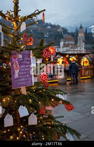 Merano, alto Adige, Italia 02 dicembre 2022 persone che fanno shopping al tradizionale mercatino di natale (Christkindlmarkt) di Merano Foto Stock