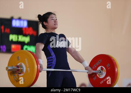 Bogota, Colombia. 10th Dec, 2022. PEI Xinyi della Cina compete durante l'evento femminile del 64kg ai Mondiali di sollevamento pesi 2022 di Bogotà, Colombia, il 10 dicembre 2022. Credit: Wang Tiancong/Xinhua/Alamy Live News Foto Stock