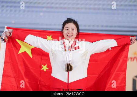 Bogota, Colombia. 10th Dec, 2022. PEI Xinyi della Cina festeggia durante la cerimonia di premiazione dell'evento femminile del 64kg ai Campionati mondiali di sollevamento pesi 2022 di Bogotà, Colombia, il 10 dicembre 2022. Credit: Wang Tiancong/Xinhua/Alamy Live News Foto Stock