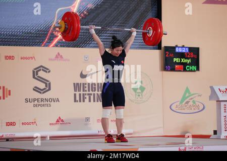 Bogota, Colombia. 10th Dec, 2022. PEI Xinyi della Cina compete durante l'evento femminile del 64kg ai Mondiali di sollevamento pesi 2022 di Bogotà, Colombia, il 10 dicembre 2022. Credit: Wang Tiancong/Xinhua/Alamy Live News Foto Stock