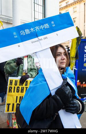 Londra, Regno Unito. 10th dicembre 2022. In occasione della Giornata internazionale dei diritti umani del 74th, il Tibet libero e i loro alleati di Hongkonger, Uighur e cinesi si sono riuniti di fronte a Downing Street per protestare contro l'autoritarismo del Partito comunista cinese (Pcc) e la mancanza di rispetto per le libertà civili, gli attacchi alla cultura tibetana e al buddismo e il genocidio del popolo Uighur. I manifestanti e gli attivisti hanno poi marciato attraverso il centro di Londra per continuare la loro protesta contro l'ambasciata cinese. Credit: Stephen Bell/Alamy Live News. Foto Stock