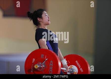 Bogota, Colombia. 10th Dec, 2022. PEI Xinyi della Cina compete durante l'evento femminile del 64kg ai Mondiali di sollevamento pesi 2022 di Bogotà, Colombia, il 10 dicembre 2022. Credit: Wang Tiancong/Xinhua/Alamy Live News Foto Stock