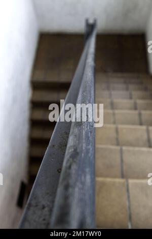 Particolare di una ringhiera per le mani di una persona su una scala Foto Stock