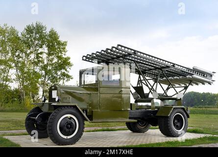 Il famoso sistema di razzo a lancio multiplo montato su un'auto è stato sviluppato durante la seconda guerra mondiale in Unione Sovietica Foto Stock