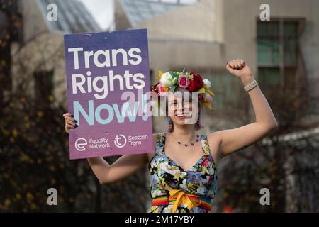 Ott 27 2022. Gli attivisti della Pro Trans Rights protestano contro il Parlamento scozzese a Holyrood, Edimburgo, Scozia Foto Stock