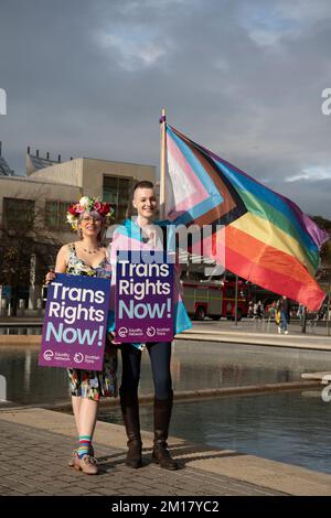 Ott 27 2022. Gli attivisti della Pro Trans Rights protestano contro il Parlamento scozzese a Holyrood, Edimburgo, Scozia Foto Stock